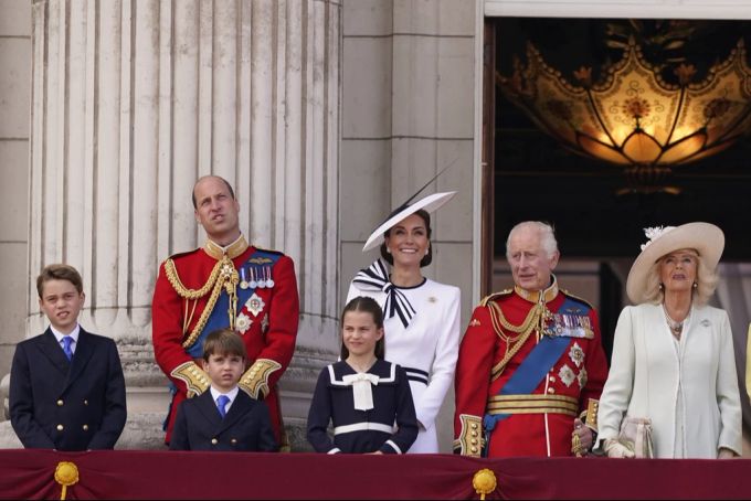 Die britische Königsfamilie zeigt sich vereint – allerdings in ungewohnter Aufstellung. Prinzessin Kate