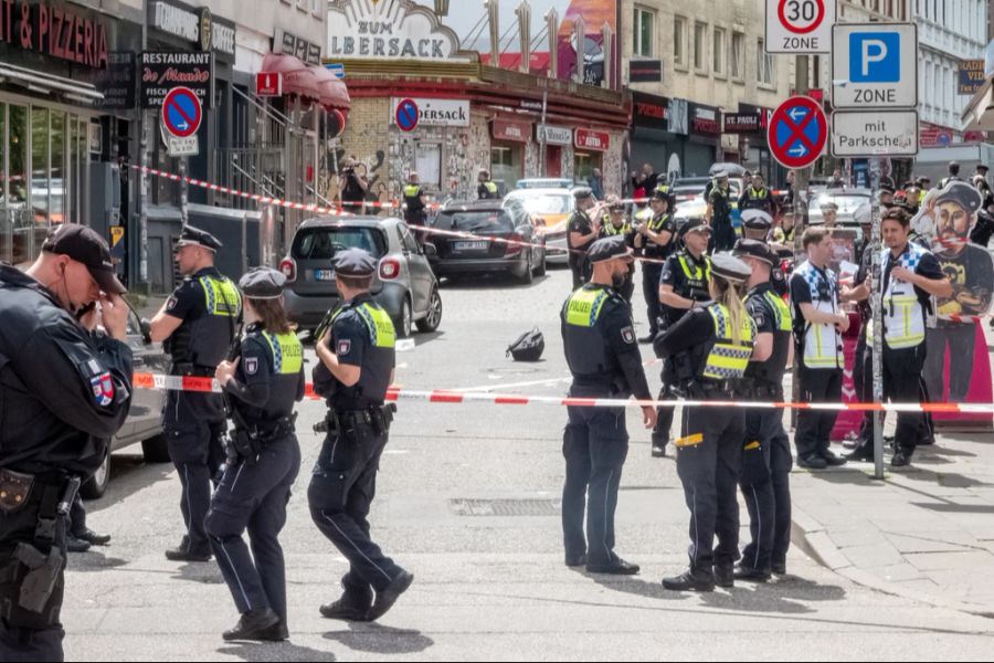 Nahe der Reeperbahn in Hamburg (D) kam es am Sonntag zu einem grösseren Polizeieinsatz.