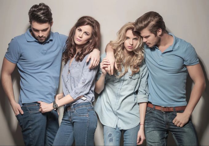 Um die Jahrtausendwende war die Mode noch auffällig, aber auch der Jeans-Look wurde viel getragen. Jeans-Look