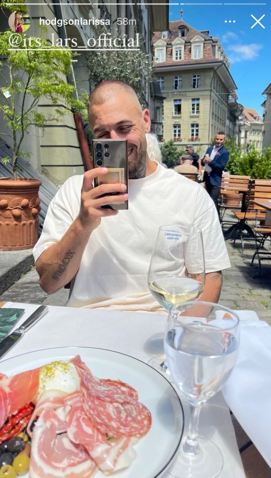 Sogar ein Glas Wein gab es dazu. Auf was die beiden wohl anstossen?