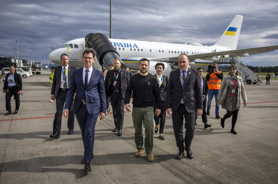 Hier kommt der ukrainische Präsident in Zürich an.