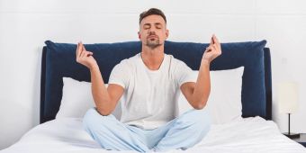 Mann Bett Yoga-Übung