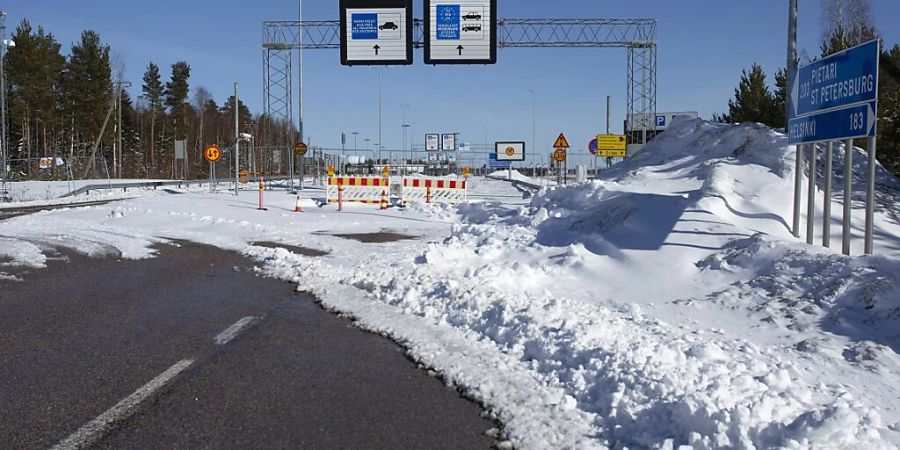 ARCHIV - Der Eingangsbereich, der zum Grenzübergang Vaalimaa zwischen Finnland und Russland führt, ist gesperrt. Foto: Lauri Heino/Lauri Heino/dpa