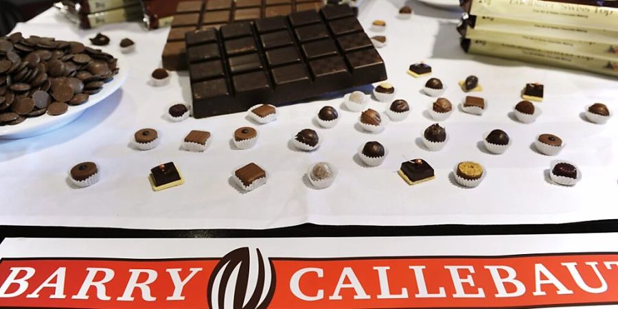 Barry Callebaut hat im ersten Halbjahr seines Geschäftsjahres (per Ende Februar 2024) mehr Schokolade verkauft. Damit trotzte das Unternehmen dem Schokoladenmarkt, der insgesamt weniger absetzte. Der Gewinn tauchte allerdings. (Archivbild)