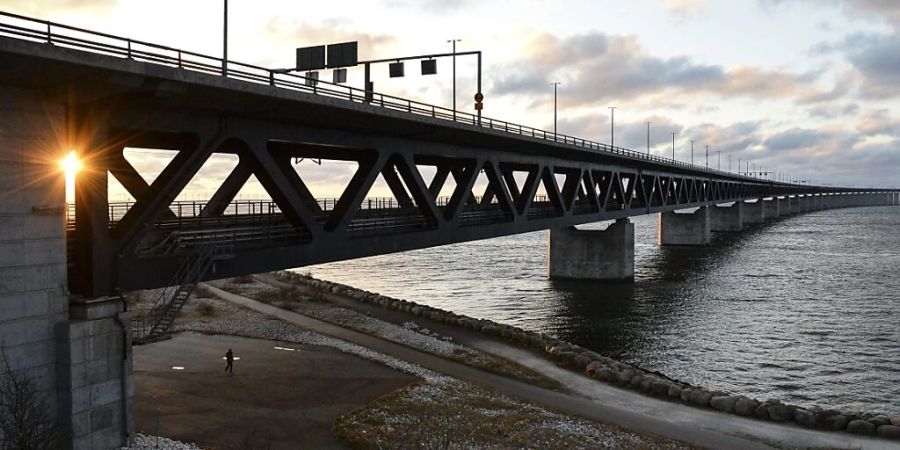 Drei Städte im Süden Schwedens haben an fünf Tagen in Folge Durchschnittstemperaturen von über zehn Grad Celsius verzeichnet. Im Bild: Die Öresund-Brücke in Malmö. (Archivbild)