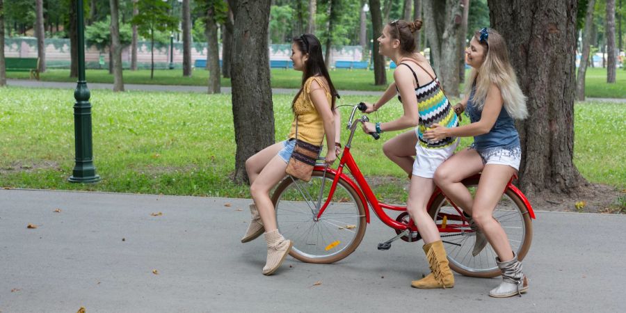Mädchen fahren Fahrrad
