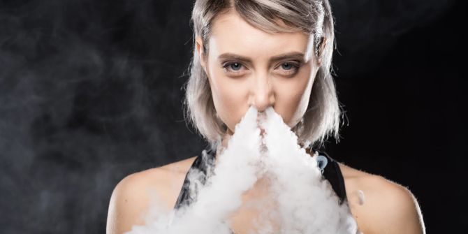 Junge Frau beim Vapen