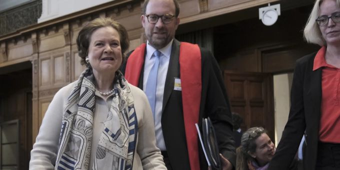 Tania von Uslar-Gleichen (l), Justiziarin und Leiterin der Rechtsabteilung des Auswärtigen Amtes von Deutschland, und Christian J. Tams, Mitglied des deutschen Anwaltsteams, treffen zu einer zweitägigen Anhörung vor dem Internationalen Gerichtshof ein. Foto: Patrick Post/AP/dpa - sda - Keystone/AP/Patrick Post Tania von Uslar-Gleichen