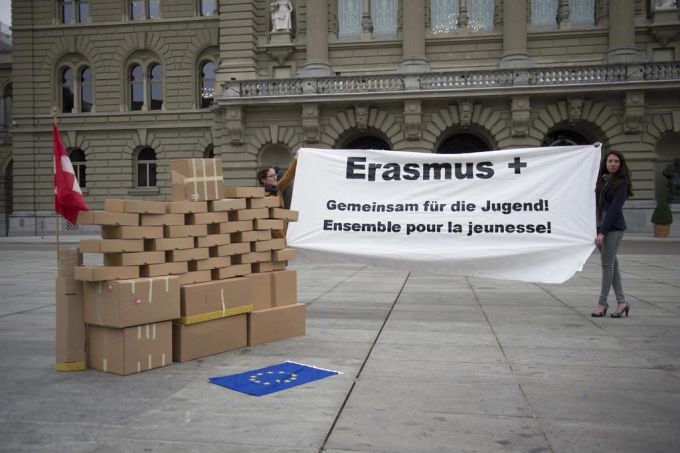 Mitglieder von Jugendorganisationen mit einer symbolischen Mauer aus Kartonschachteln zwischen der Schweiz und der EU. (Archivbild) Mauer Schweiz EU Erasmus+