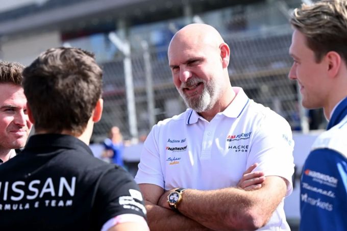 Jeff Dodds, CEO der Formel E, im Gespräch mit den Fahrern. Jeff Dodds Formel E