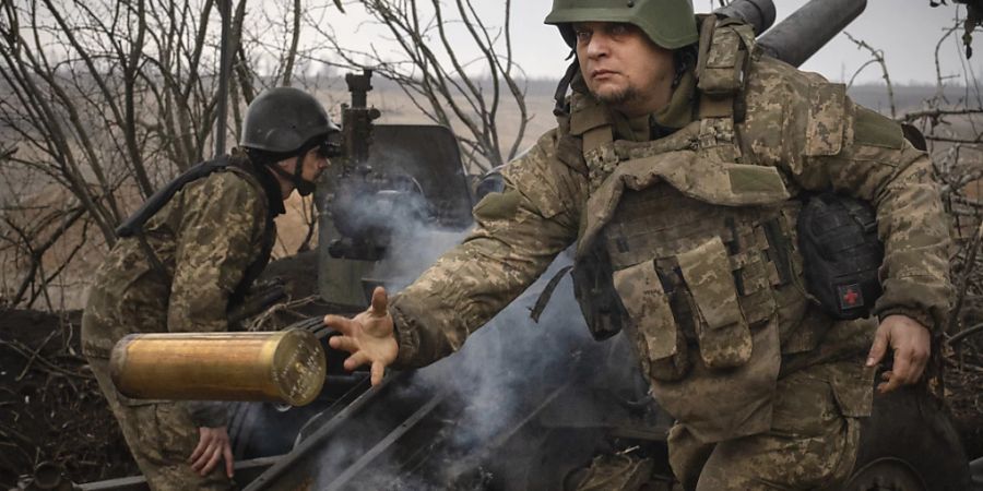 ARCHIV - Ukrainische Soldaten der 71. Jägerbrigade feuern eine Haubitze M101 auf russische Stellungen an der Frontlinie. Foto: Efrem Lukatsky/AP/dpa