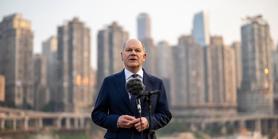 Deutschlands Bundeskanzler Olaf Scholz (SPD) spricht bei einem Statement zur Situation in Israel und zur Reise durch China. Foto: Michael Kappeler/dpa