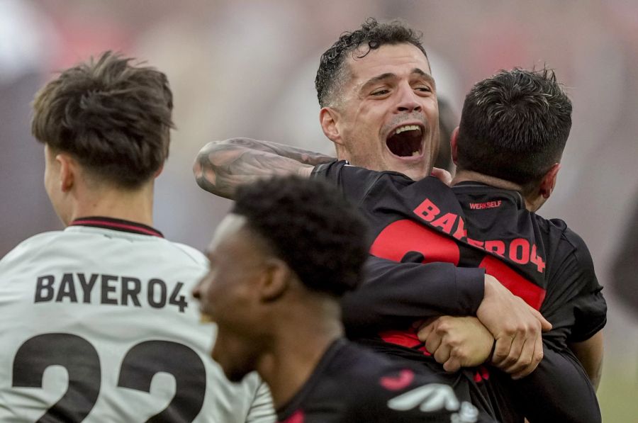 Granit Xhaka feiert seinen ersten Meistertitel mit Bayer Leverkusen.