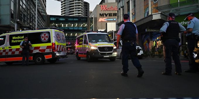 Die Polizei riegelte die Umgebung des Einkaufszentrums in Sydney nach dem Messerangriff ab. (Archivbild) Die Polizei riegelte die Umgebung des Einkaufszentrums in Sydney nach dem Messerangriff ab. (Archivbild)