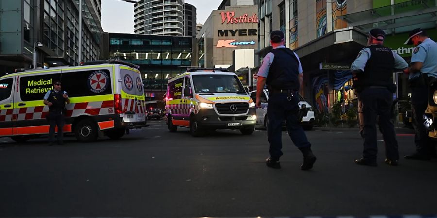 Die Polizei riegelte die Umgebung des Einkaufszentrums in Sydney nach dem Messerangriff ab. (Archivbild)