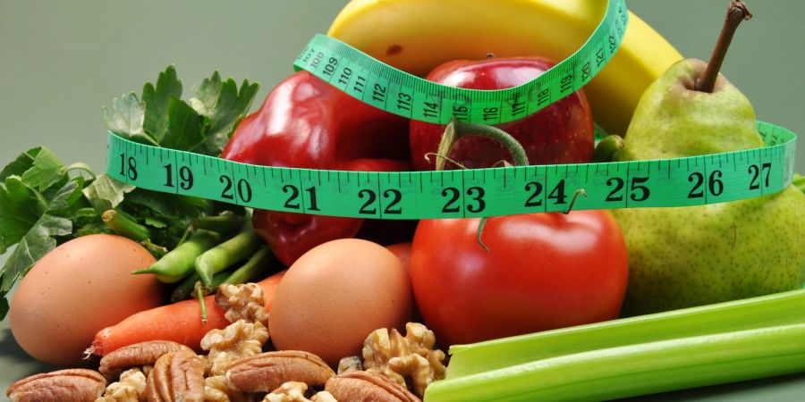Ein Kaloriendefizit und eine gesunde Ernährung unterstützen die Gewichtsabnahme.