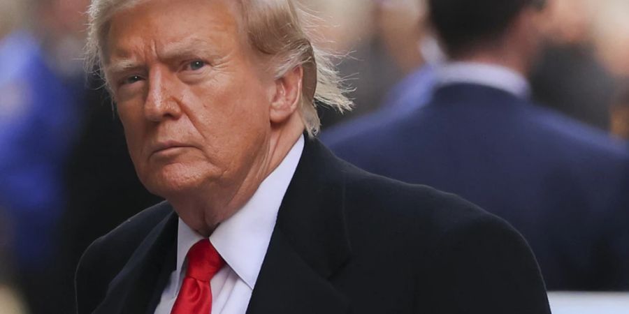 ARCHIV - Donald Trump, ehemaliger Präsident der USA, kommt nach der Anhörung vor dem New Yorker Strafgericht zu einer Pressekonferenz in der Wall Street 40. Foto: Yuki Iwamura/AP/dpa