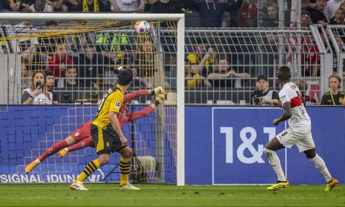 Serhou Guirassy trifft zum 1:0 für den VfB Stuttgart gegen Borussia Dortmund in der Bundesliga. VfB Stuttgart BVB Bundesliga