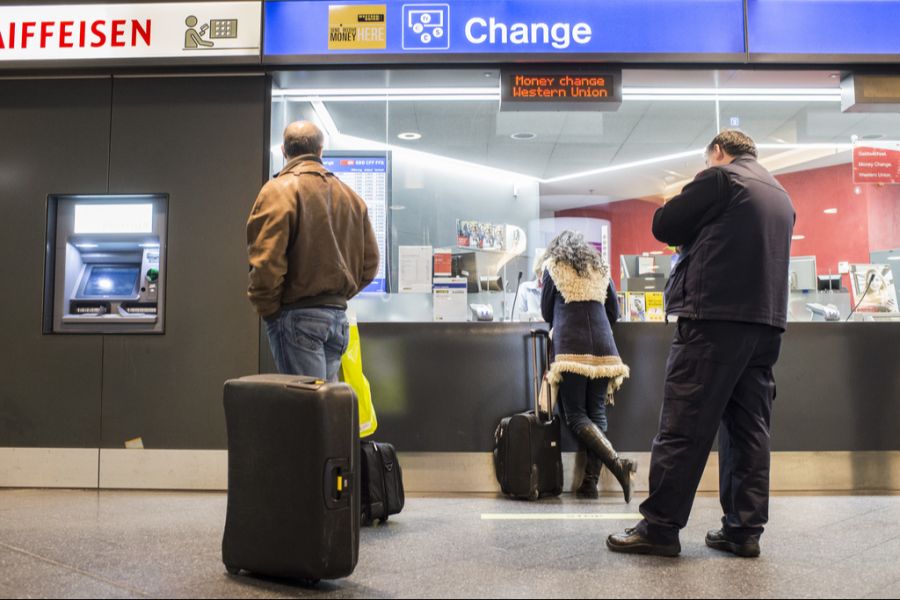 Sie entscheiden, ob Sie das Reisegeld direkt im SBB Reisezentrum holen oder bequem nach Hause liefern lassen.