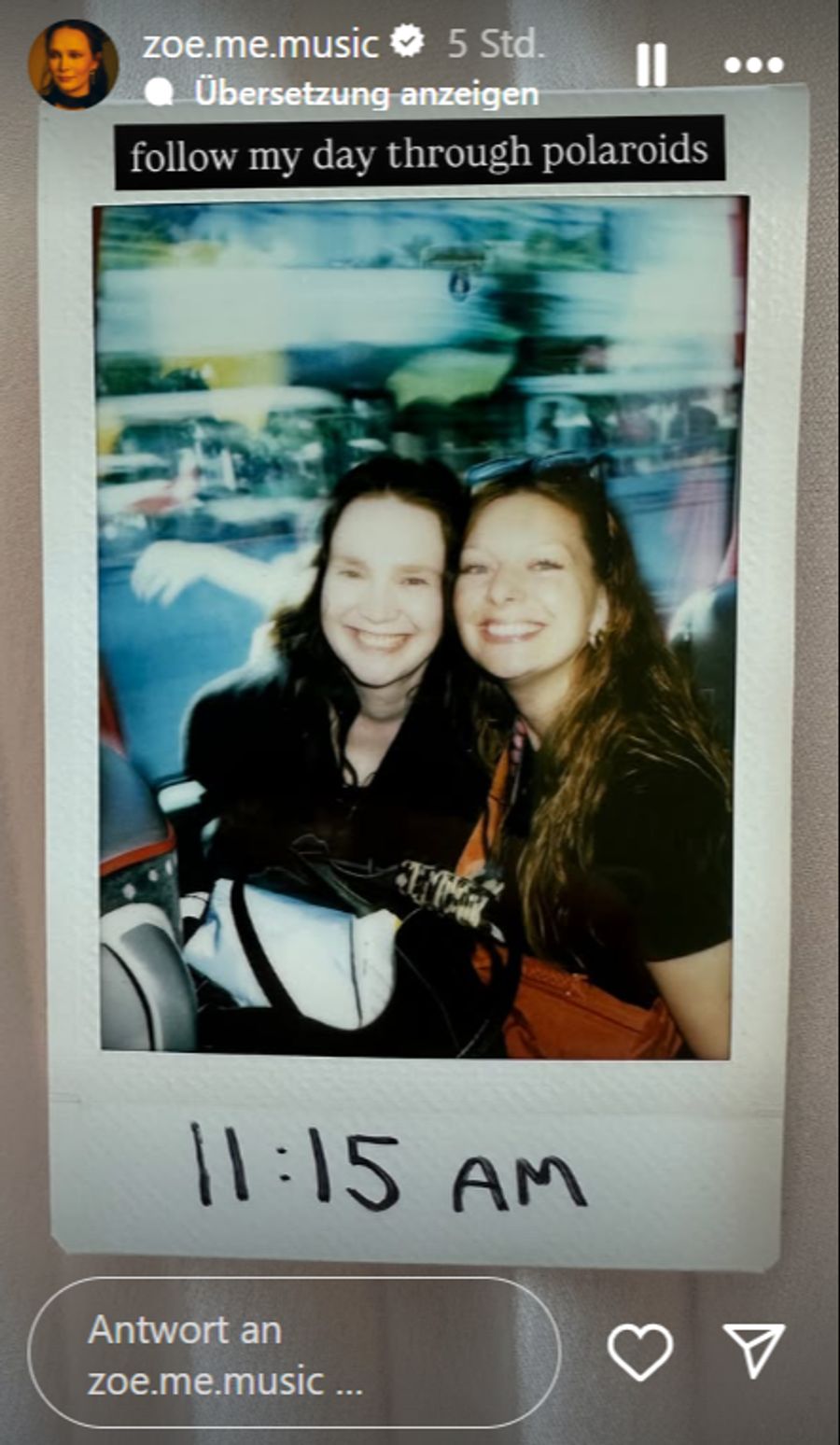 Zoë Më hält den grossen Tag mit einer Polaroid-Kamera fest.