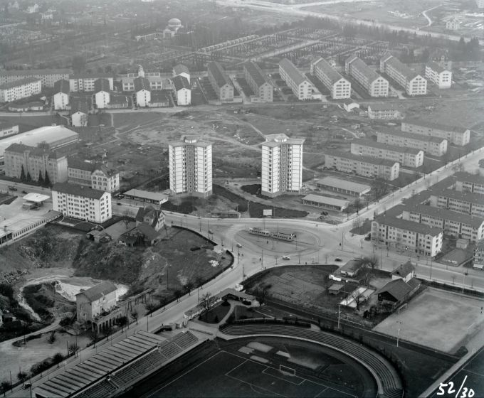 Das Areal Heiligfeld anno 1950 mit den gleichnamigen Neubau-Siedlungen Heiligfeld I und Heiligfeld II im Hintergrund und Heiligfeld III neben der Tramstation. Heiligfeld