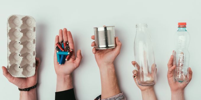 Früher bei vielen Materialien undenkbar, heute Herausforderung und Notwendigkeit: Recycling. (Symbolbild) Hände Materialien Recycling
