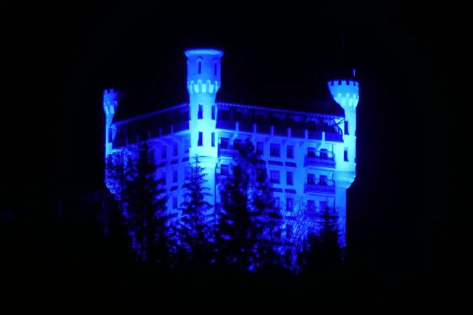 Das Hotel Palace Gstaad bei der Aktion #LightUpTheNight4ME im Jahr 2024. Palaca Gstaad Onlinereports