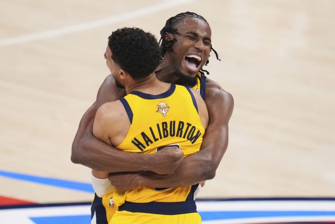 Die Indiana Pacers bejubeln den Sieg im 1. Spiel der NBA Finals. NBA Finals