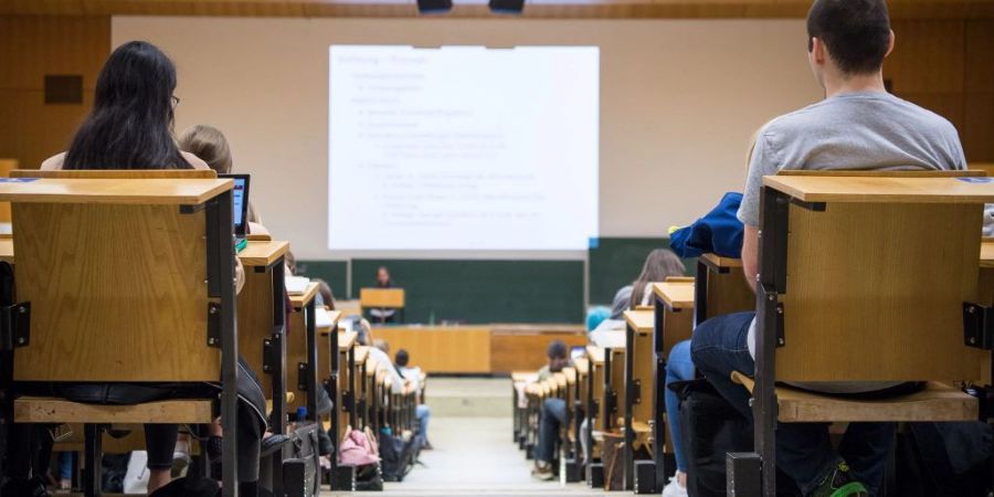Eine politische Forderung, um dem Fachkräftemangel entgegenzuwirken, ist es, den Eignungstest fürs Medizinstudium abzuschaffen. (Symbolbild)