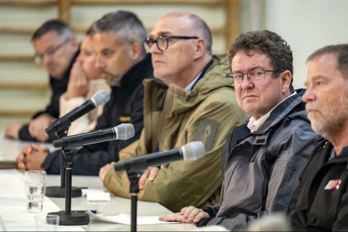 Die Bundesräte Albert Rösti (2.v.r.) und Martin Pfister (Mitte) mit Vertretern der Walliser Kantonsregierung und der Dienststelle Naturgefahren, bei einer Medienkonferenz in Ferden VS, am Mittwoch, 28. Mai 2025, nach dem Felssturz in Blatten VS. Albert Rösti Martin Pfister