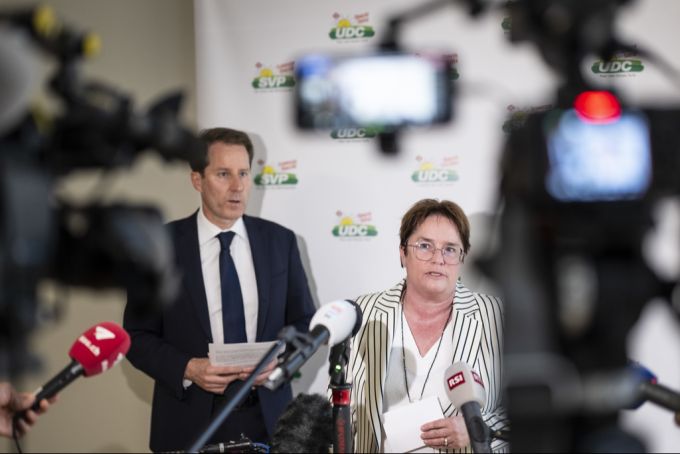 SVP-Fraktionschef Thomas Aeschi und SVP-Vizepräsidentin Magdalena Martullo-Blocher berichten vor den Medien von ihrer Einsichtnahme der Textentwürfe zum EU-Abkommen und warnen vor dem «Unterwerfungsvertrag», am 7. Mai 2025. Thomas Aeschi Magdalena Martullo-Blocher