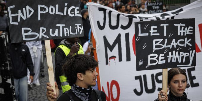 Am Samstag, 7. Juni 2025, versammelten sich Demonstrierende vor dem Hauptquartier der Stadtpolizei Lausanne, um an Michael zu erinnern, der am 25. Mai verstorben ist. Hauptquartier