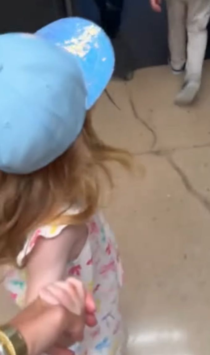 Ab ins Disneyland: Lilibet trägt ein sommerliches Kleidchen und einen blauen Hut. Lilibet