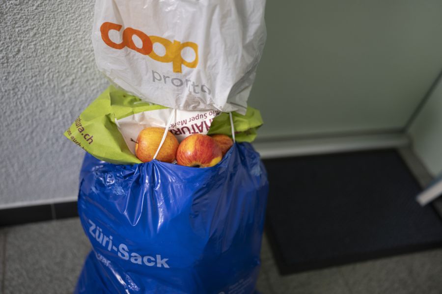 Coop und Migros wollen an der Gebühr für Plastiksäckli festhalten.