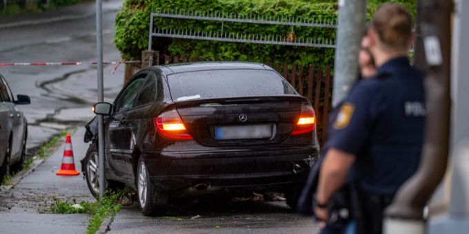 Ein Mann ist in Passau mit einem Wagen in eine Menschengruppe gefahren. Die Polizei vermutet eine Beziehungstat. Passau