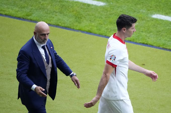 Robert Lewandowski (r) will nicht mehr unter Michal Probierz für Polen spielen. (Archivbild) Robert Lewandowski