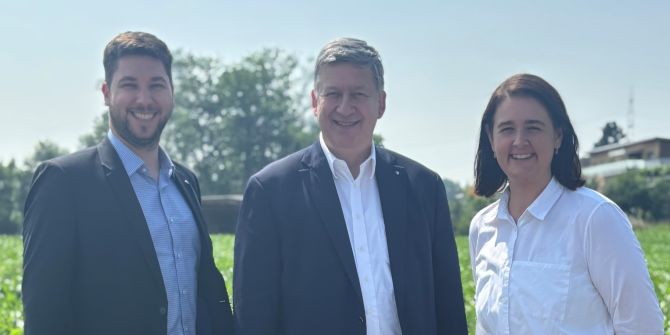 Gruppenfoto Männer Frau Feld