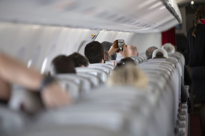 Flugzeug Medienkonsum ohne Kopfhörer