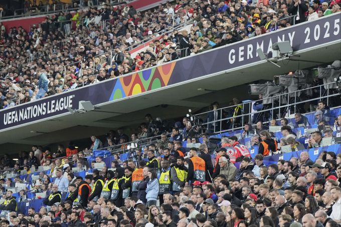 Sicherheitskräfte stehen vor der Medientribüne, nachdem ein Fan gestürzt ist. Nations League