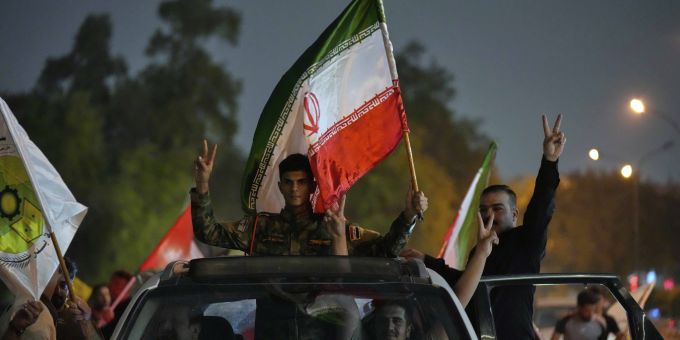 Demonstranten versammeln sich vor der iranischen Botschaft in Bagdad, Irak, um den Waffenstillstand zwischen dem Iran und Israel zu feiern. Iraq Iran Israel Mideast Wars