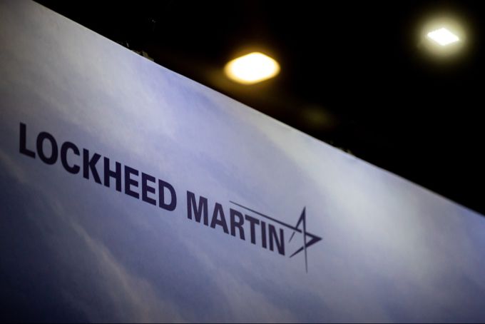 Das Logo von Lockheed Martin, dem Hersteller des F-35-Kampfjets, ist am Stand der Firma an der Messe für Verteidigungs- und Sicherheitstechnologien IDET in Brünn (Tschechien), am 28. Mai 2025. Lockheed Martin F-35