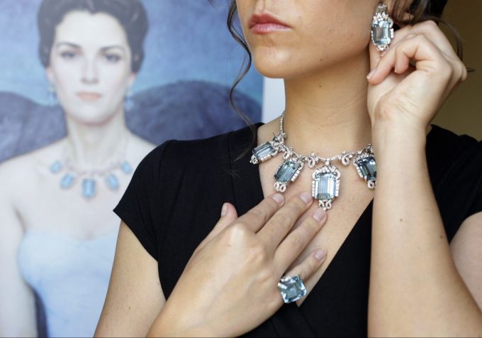 Die Dieben nahm über 170'000 Dollar Schmuck und Bargeld von ihrem Arbeitgeber mit nach Hause und gab damit an (Symbolbild). Frau mit Diamanten