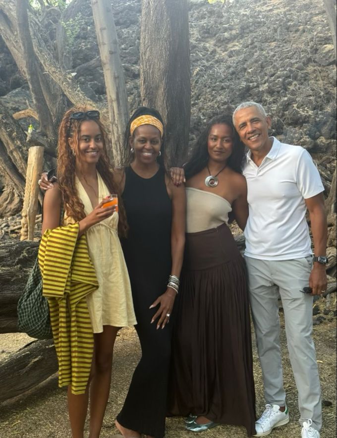 Dieses Familienfoto posteten die Obamas am 10. Juni 2025. Dem Mallorca-Trip blieb Ehemann Barack bisher aber fern. Michelle Obama