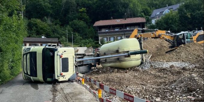 Egerkingen SO: Bergung eines gekippten Lastwagens – Verletzter. Egerkingen SO