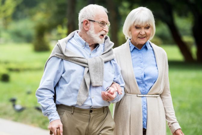 Seniorenpaar geht spazieren Altern