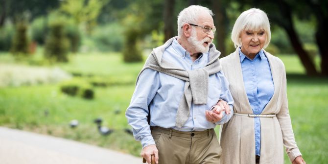 Seniorenpaar geht spazieren Altern