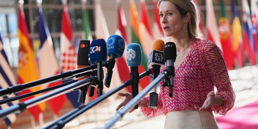 EU-Chefdiplomatin Kaja Kallas präsentiert das Inventar der europäischen Daumenschrauben. (Archivbild)