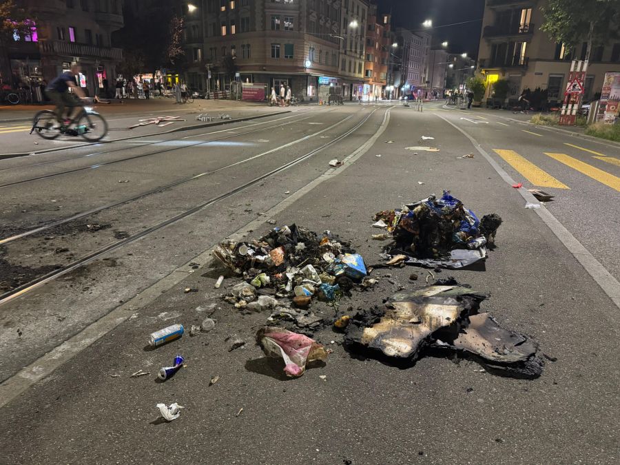 Beim Lochergut in Zürich war nach der Demo verkohlter Abfall zu sehen.
