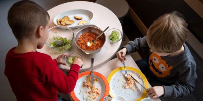 In Grossbritannien sollen Kinder aus sozial schwächeren Familien mit kostenlosem Schulessen gefördert werden (Symbolbild). Kinder beim Essen