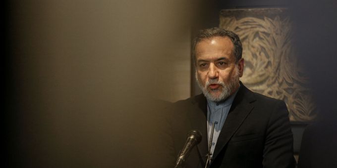 Der iranische Aussenminister Abbas Araghtschi wird nach dpa-Informationen am Freitag in Genf erwartet. (Archivbild) Marwan Naamani/dpa Irans Aussenminister Abbas Araghtschi